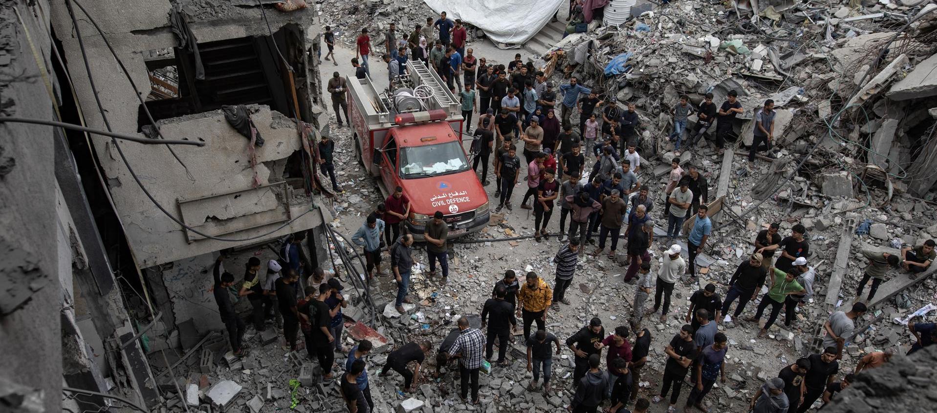Imagen de un ataque aéreo israelí contra la clínica médica Al-Tawbah de Gaza.