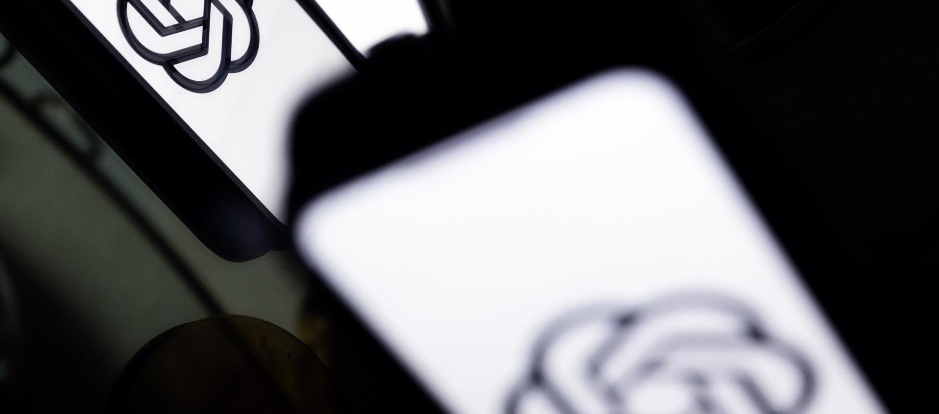 Imagen de un teléfono móvil con el logotipo de Chat GPT.