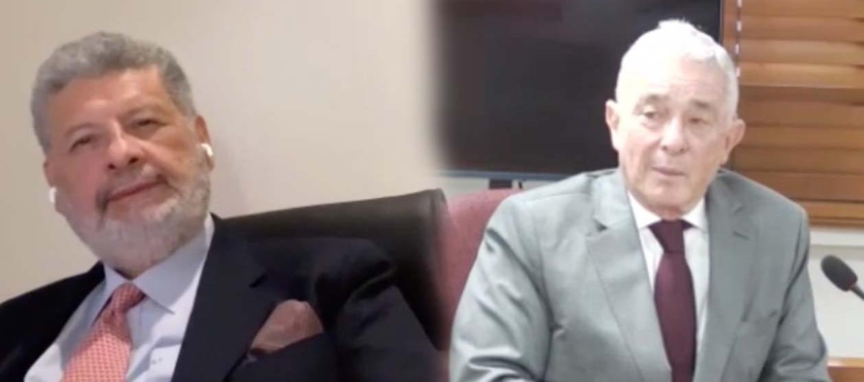 El abogado Jaime Granados con su cliente el expresidente Álvaro Uribe durante el juicio oral. 
