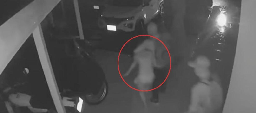 Momento en que el niño es sacado a la fuerza de su vivienda, en Jamundí, Valle del Cauca. 