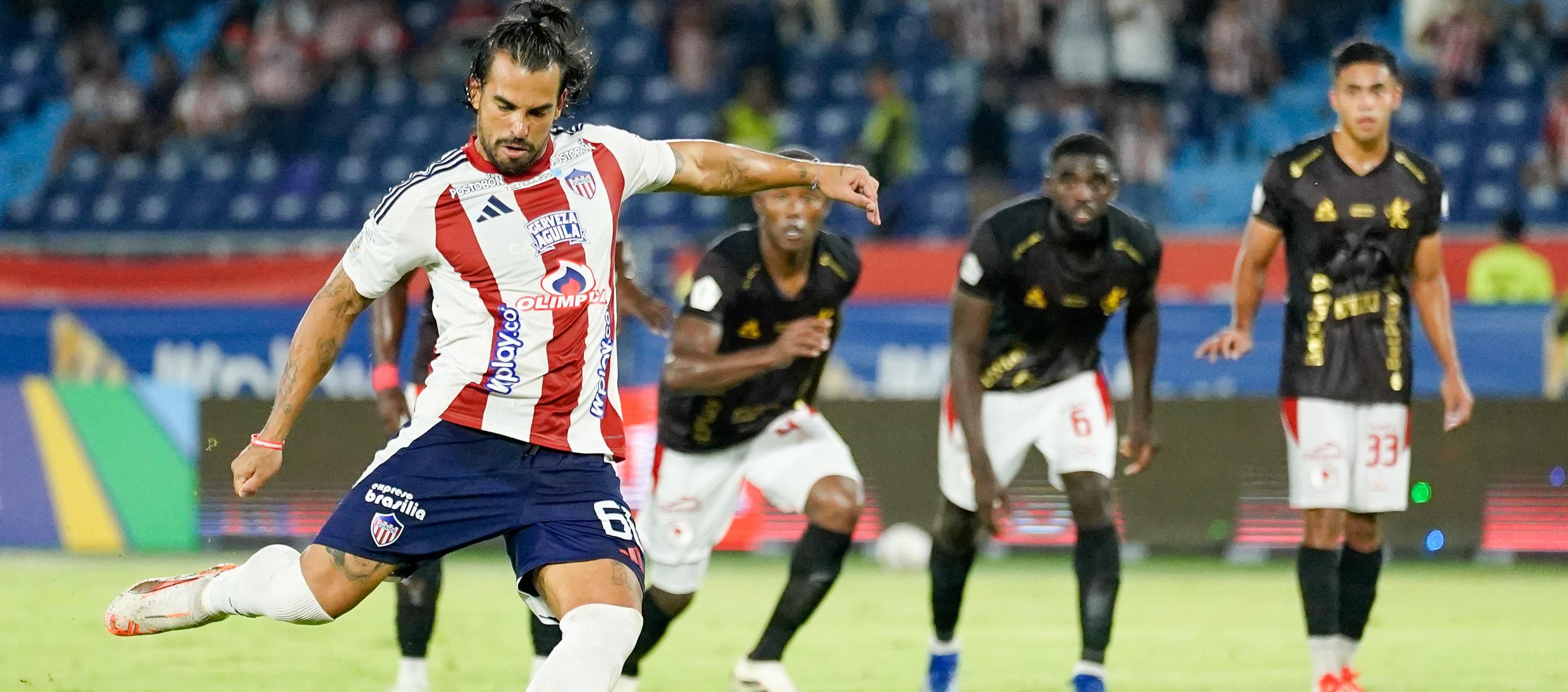 Javier Báez en el cobro del penal.