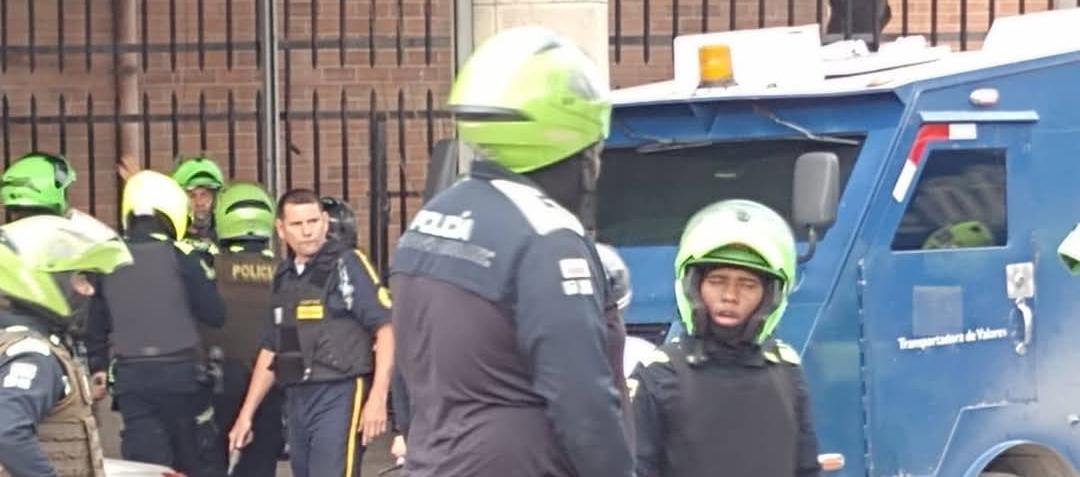 La Policía hace presencia en el lugar del atentado.