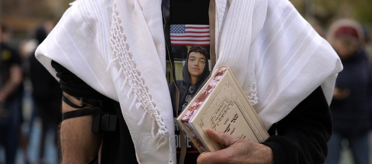 La imagen de Edan Alexander en el pecho de un israelí