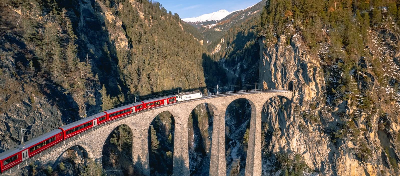 El viaducto de Landwasser en Suiza, en el cantón de los Grisones. 