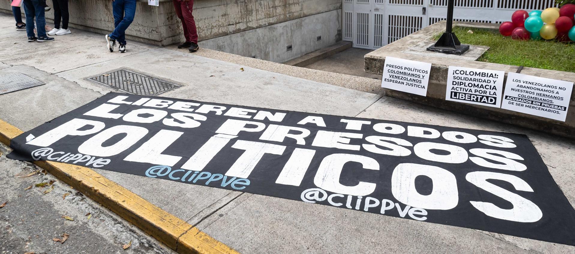 Pancartas hechas por familiares de los presos 'políticos'. 