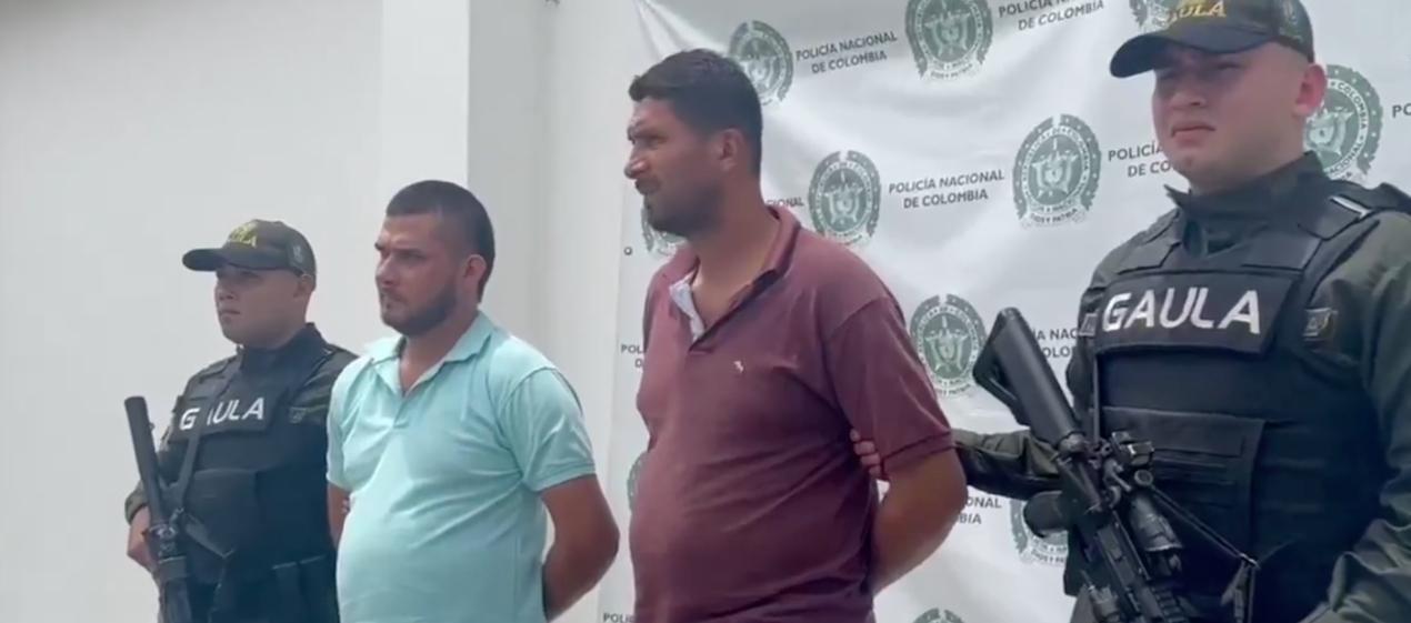 Los dos capturados por la Policía. 