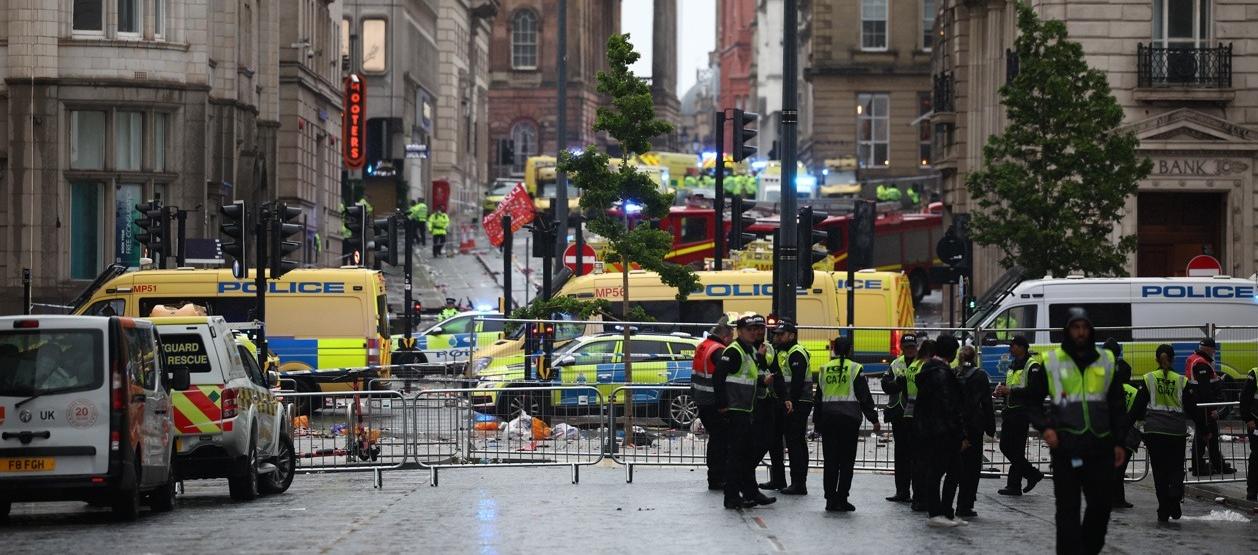 La Policía acordonó el lugar donde originó el atropello masivo. 