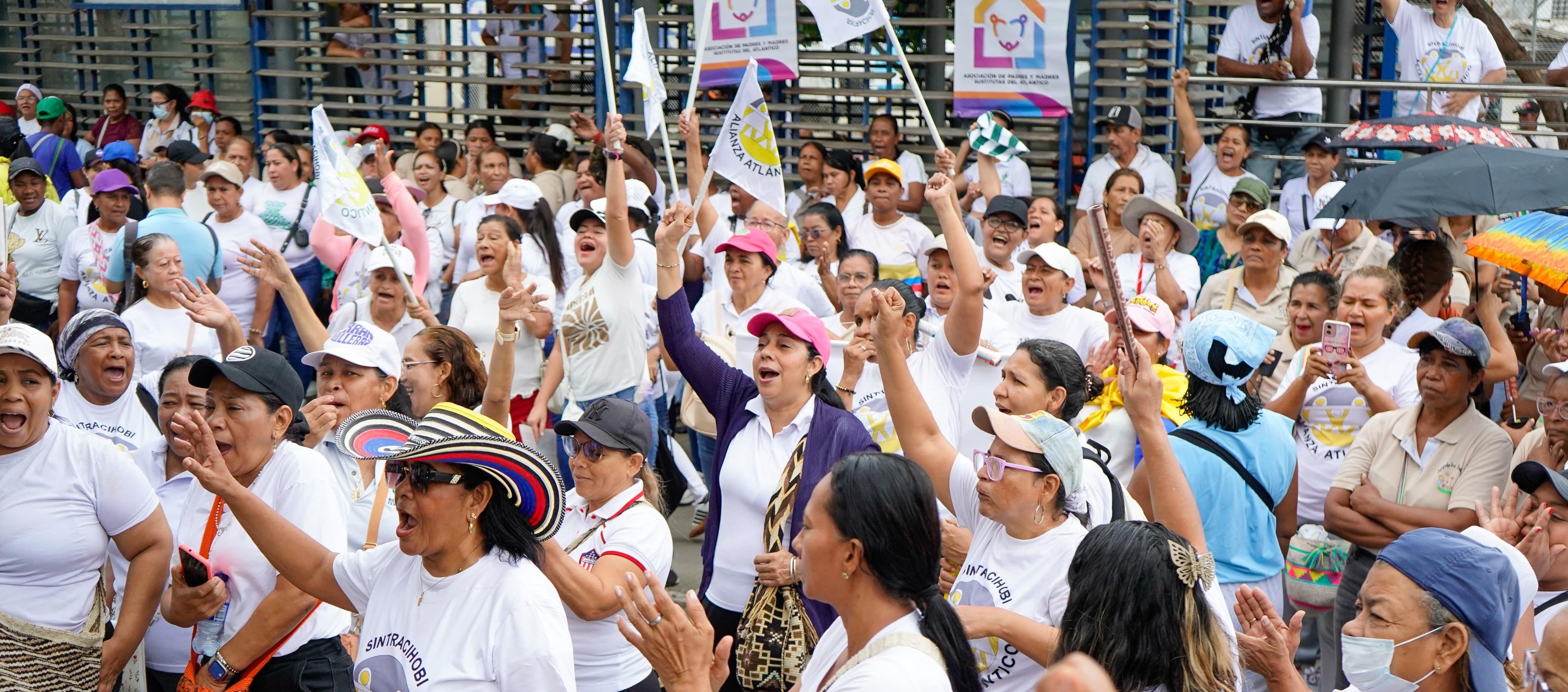 Madres protestando sobre la carrera 46.