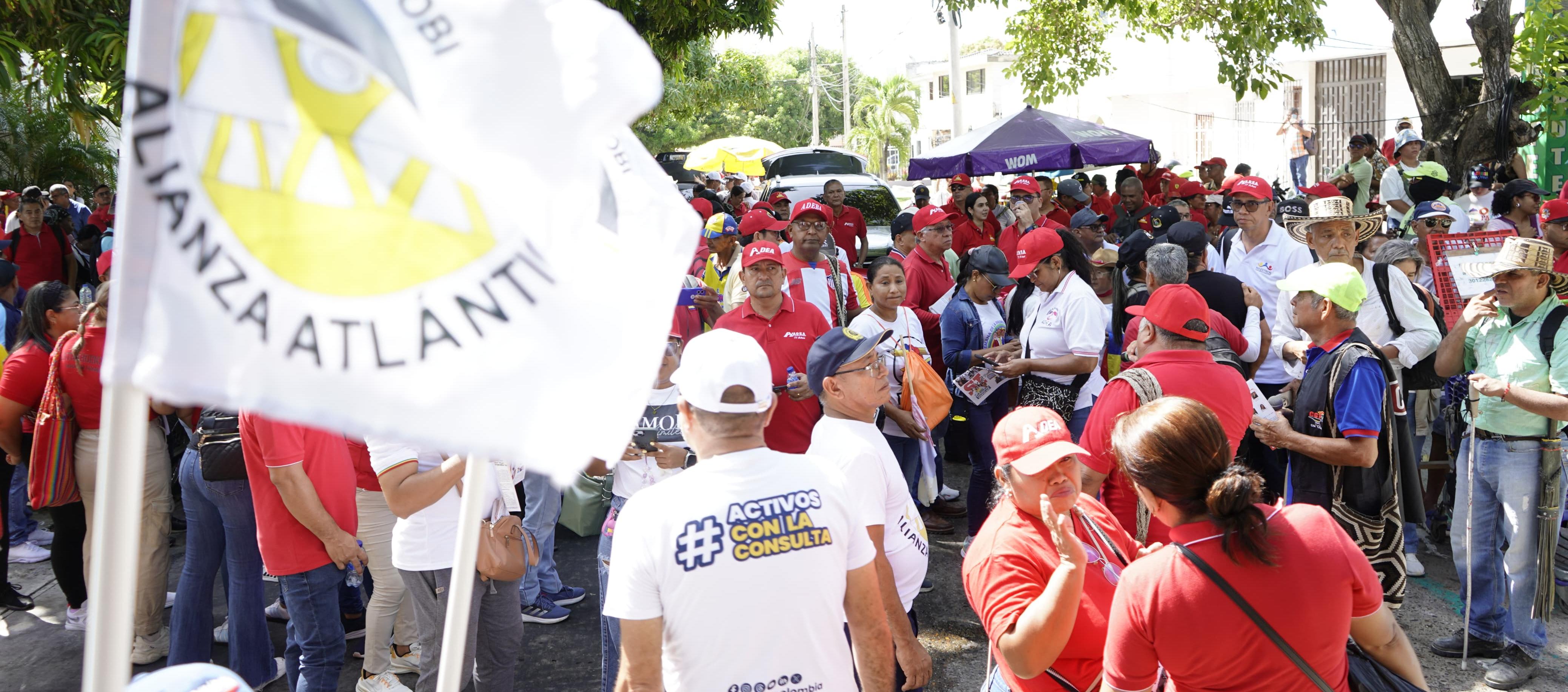 Los manifestantes frente a la sede de Fenalco en Barranquilla.