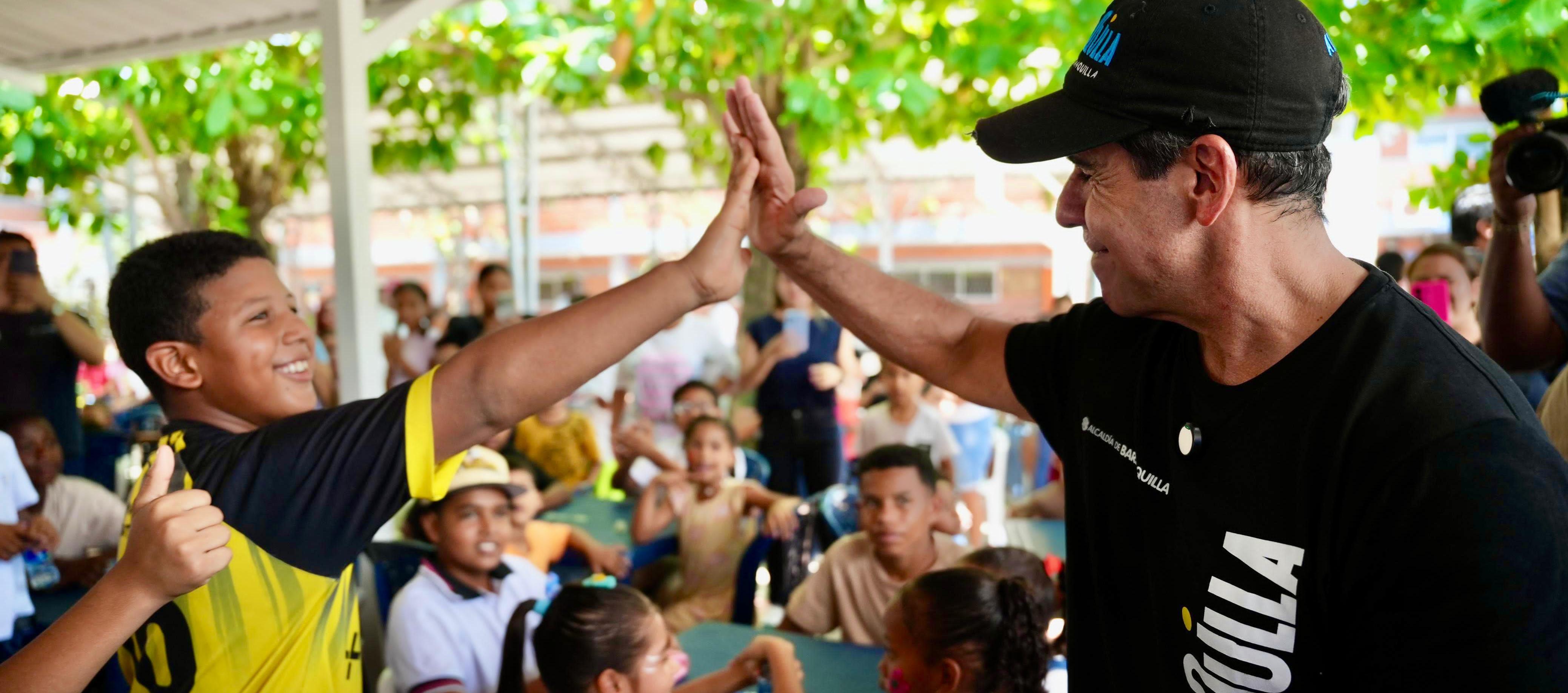 Alcalde Char durante la entrega de almuerzo a los niños en el comedor comunitario.