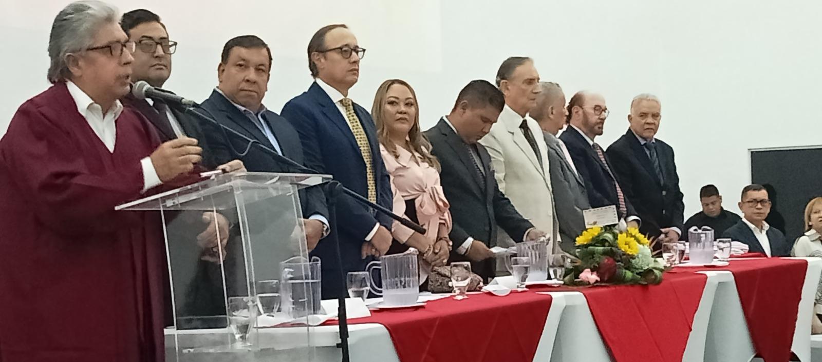 Aspecto de la mesa directiva de la institución en los grados como Corporación Universitaria.