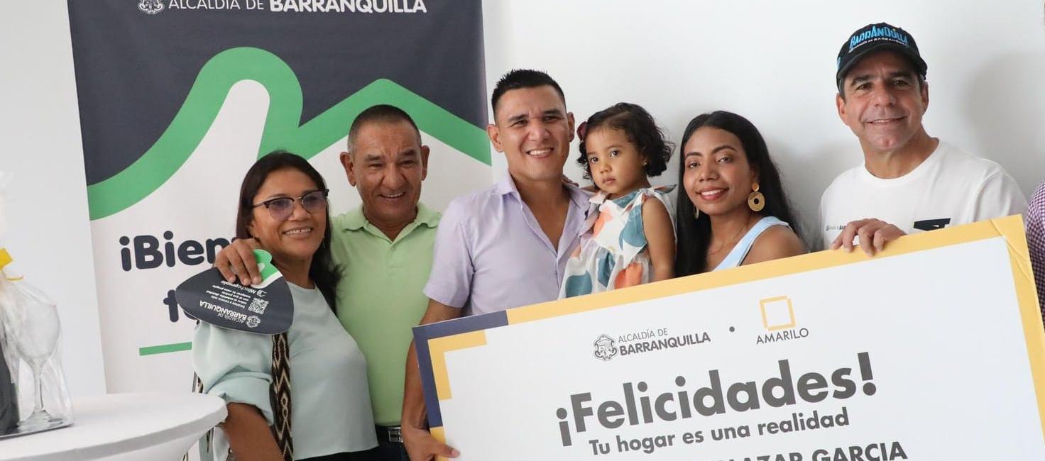 El Alcalde Alex Char entregando uno de los subsidios.