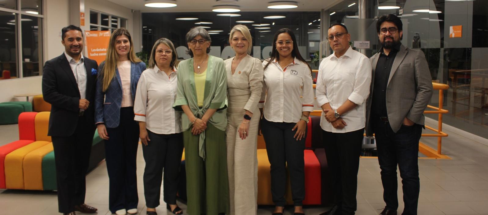 Miembros de Corporación Universitaria Rafael Núñez y representantes de dos facultades de la Universidad Externado de Colombia.