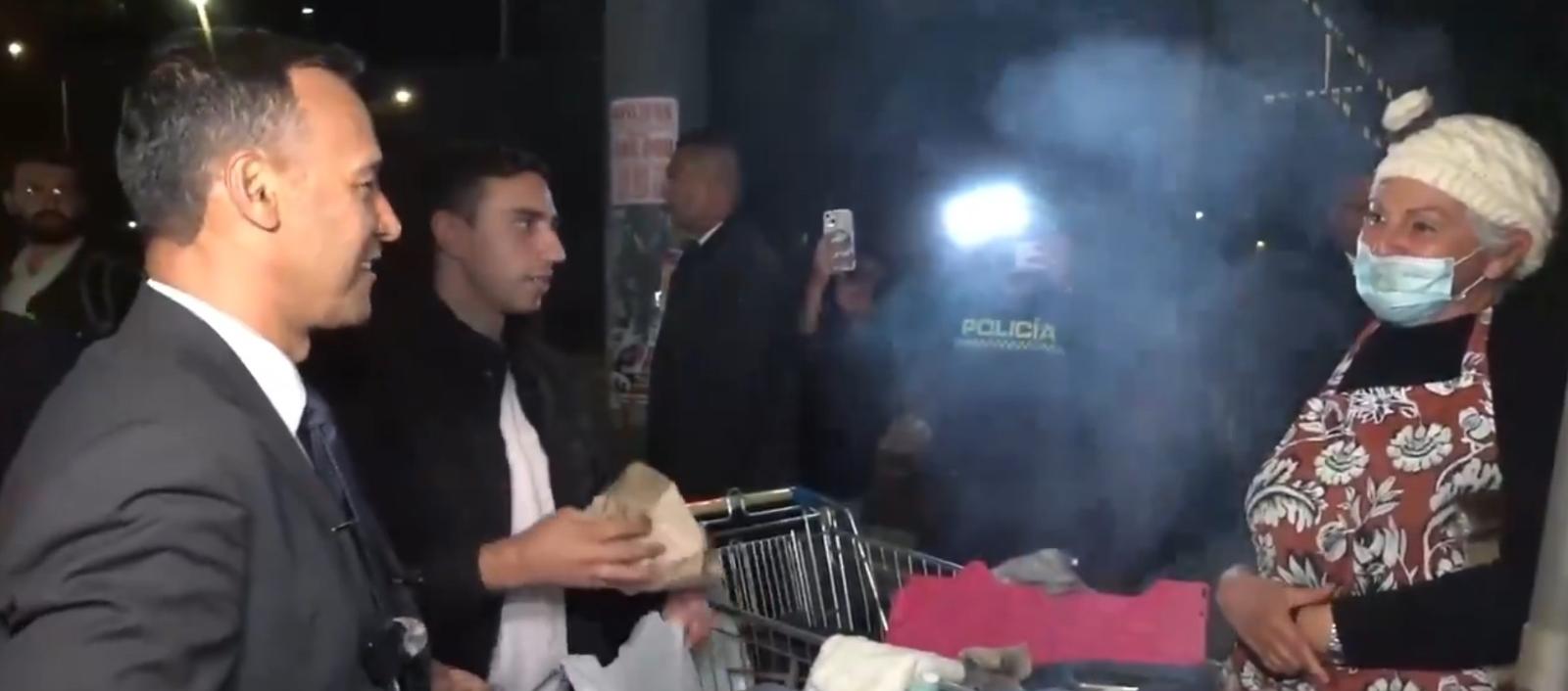 El Ministro de Defensa, Pedro Sánchez y la vendedora Yaneth Franco.