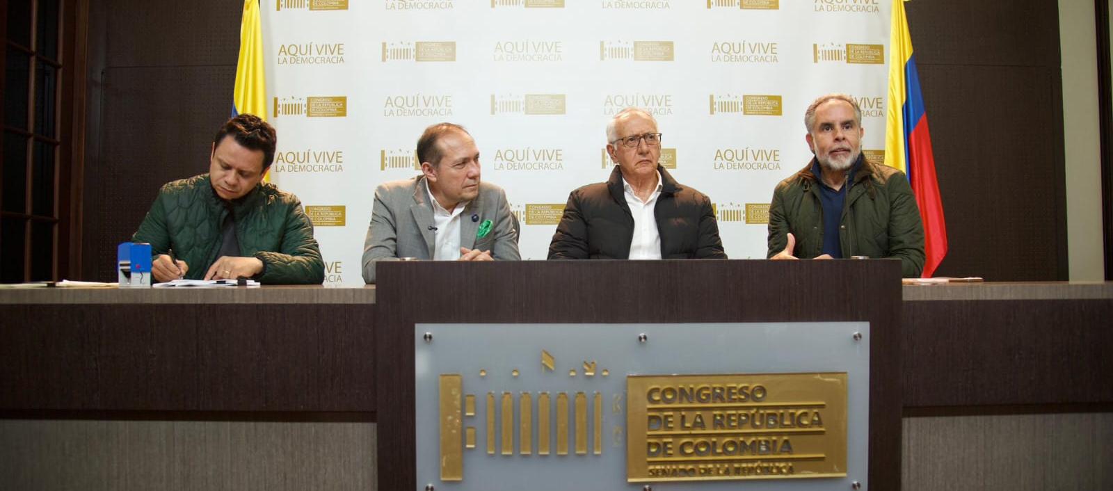 Los ministros del Interior, Salud y Trabajo radicando la nueva consulta popular en el Congreso. 