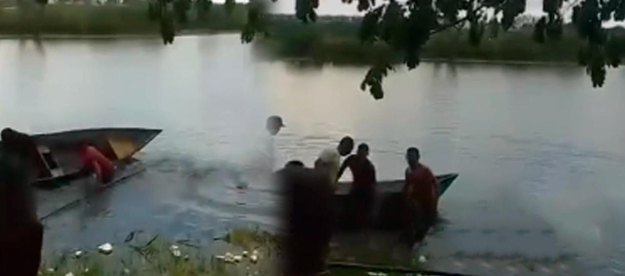 Momento que era sacado del agua el cuerpo del adolescente. 