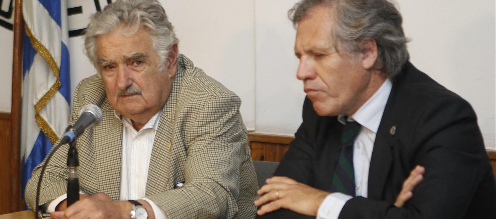  El expresidente de Uruguay, José Mujica (i), y a Luis Almagro. 
