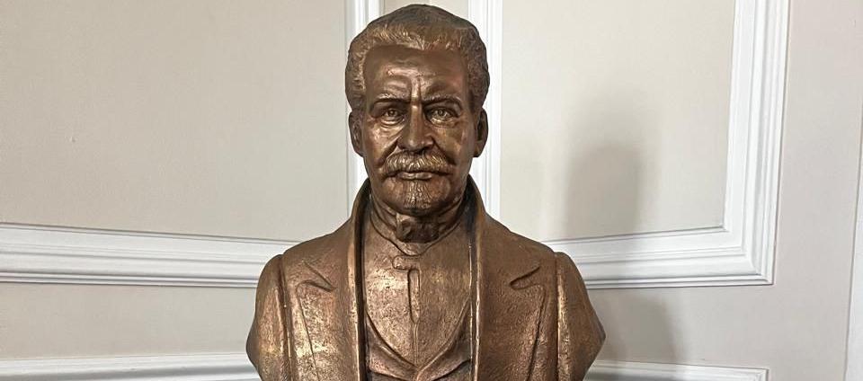 El busto en honor al expresidente Juan José Nieto.