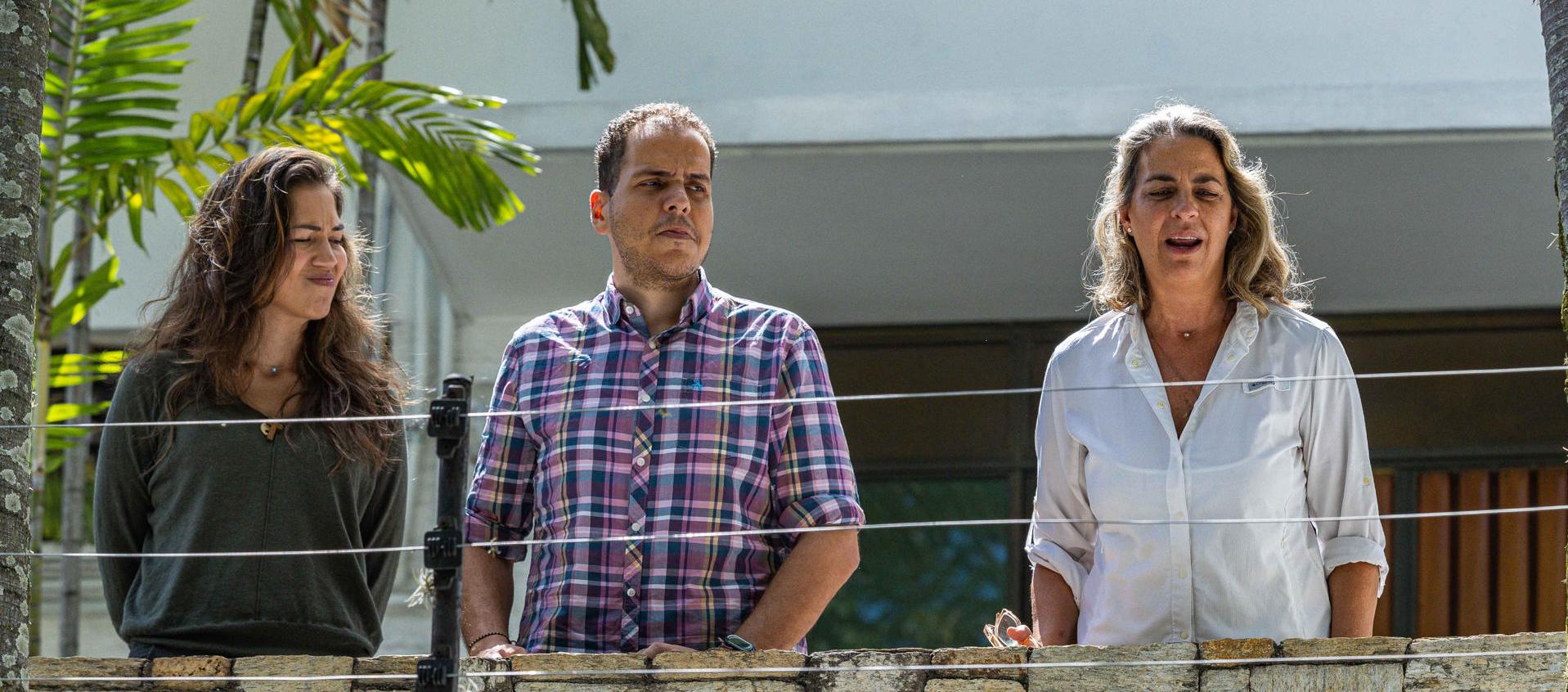 Los opositores venezolanos Claudia Macero (i), Pedro Uchurrurtu (c) y Magalli Meda. 