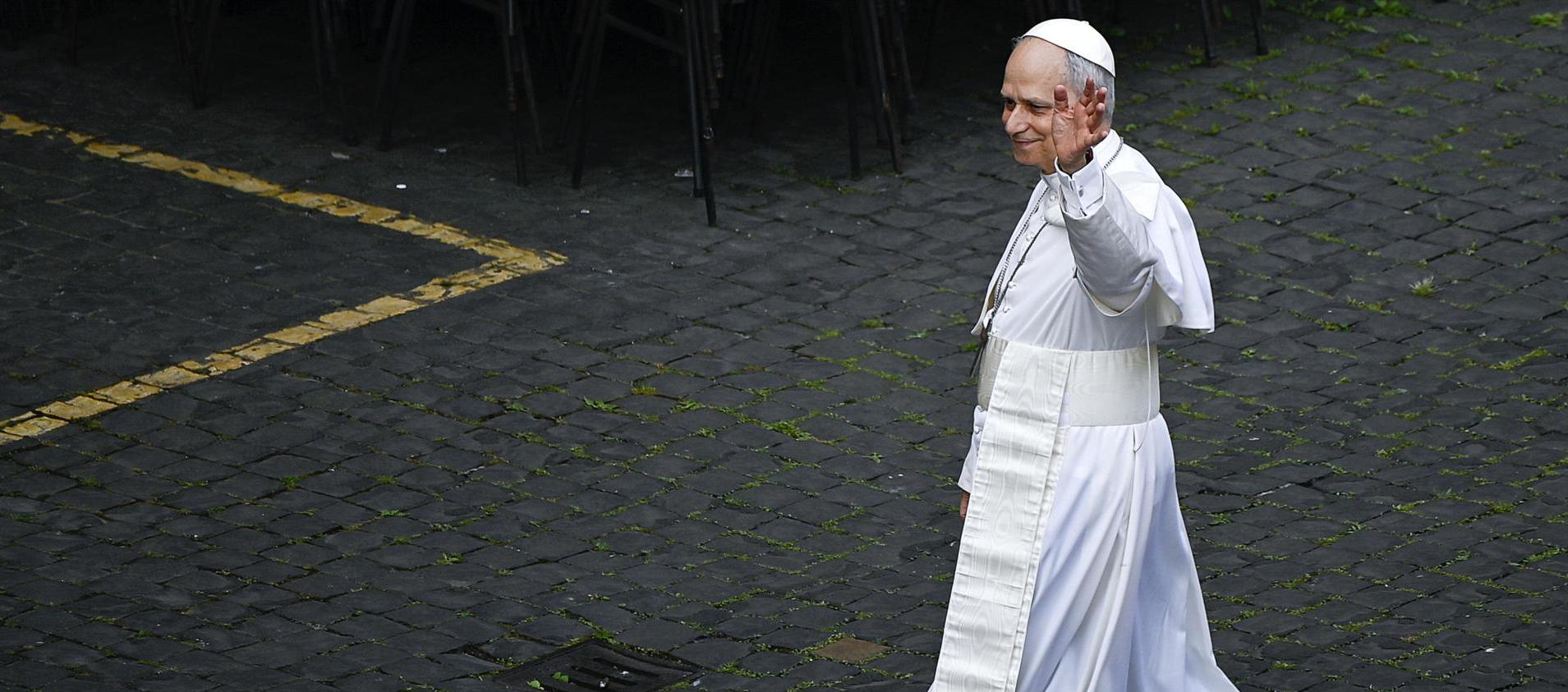 El Papa León XIV caminando por la Ciudad del Vaticano. 