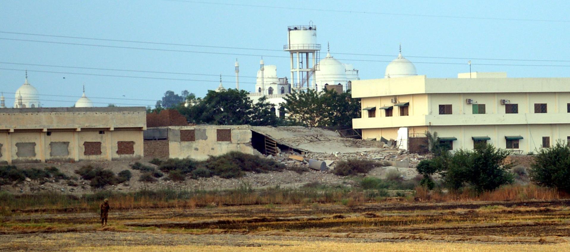 Un soldado pakistaní hace guardia cerca de un edificio que fue destruido tras los ataques de India en Bahawalpur.
