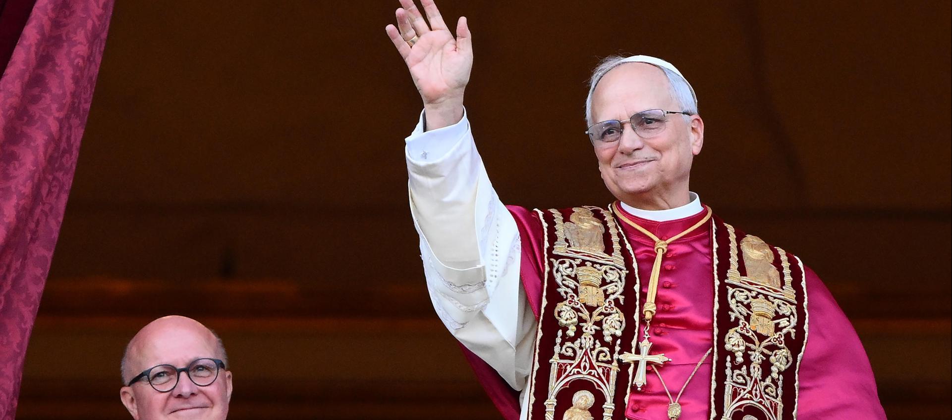 El nuevo Papa León XIV al presentarse ante la multitud en la Plaza de San Pedro. 