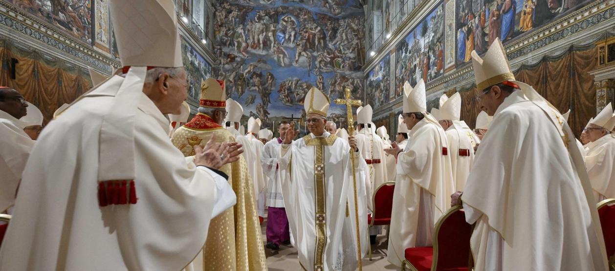 El Papa León XIV celebrando la misa con los cardenales electores en la Capilla Sixtina.