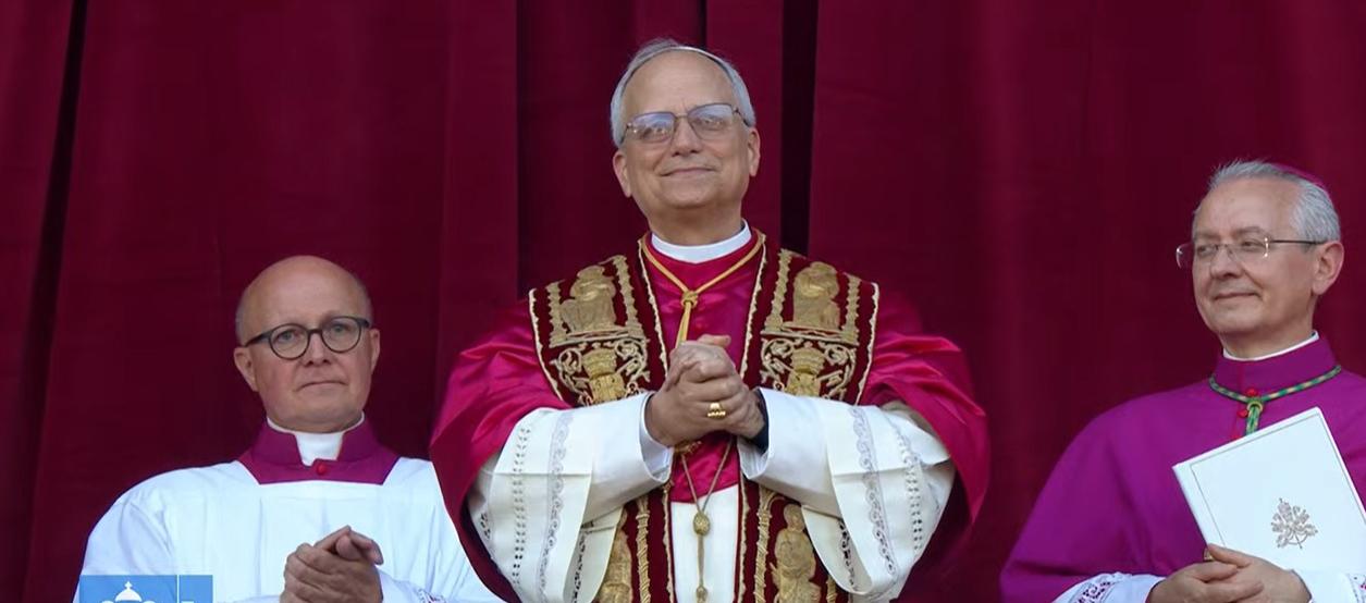 León XIV en el balcón de la basílica de San Pedro.