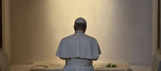 El Papa León XIV frente a la tumba de Francisco. 