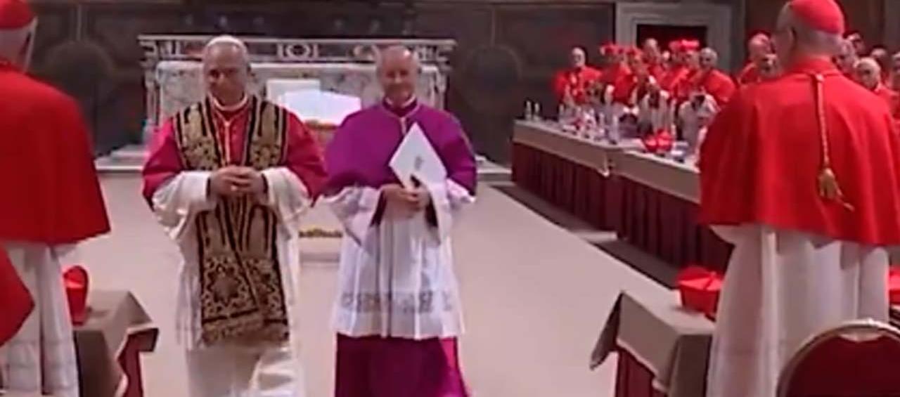 El nuevo Papa León XIV cuando salía de la Capilla Sixtina. 