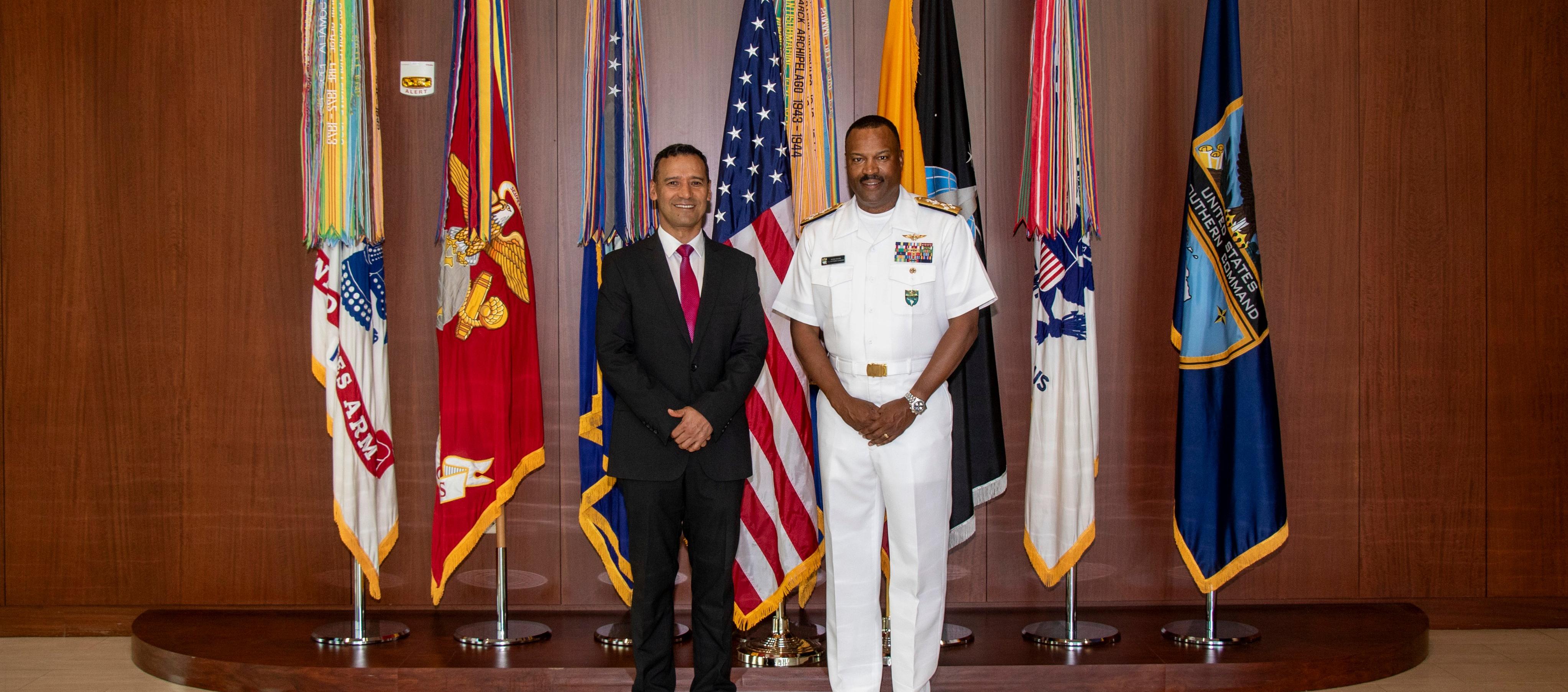 Almirante de la Marina de EE.UU., Alvin Holsey, y ministro de Defensa, Pedro Sánchez.