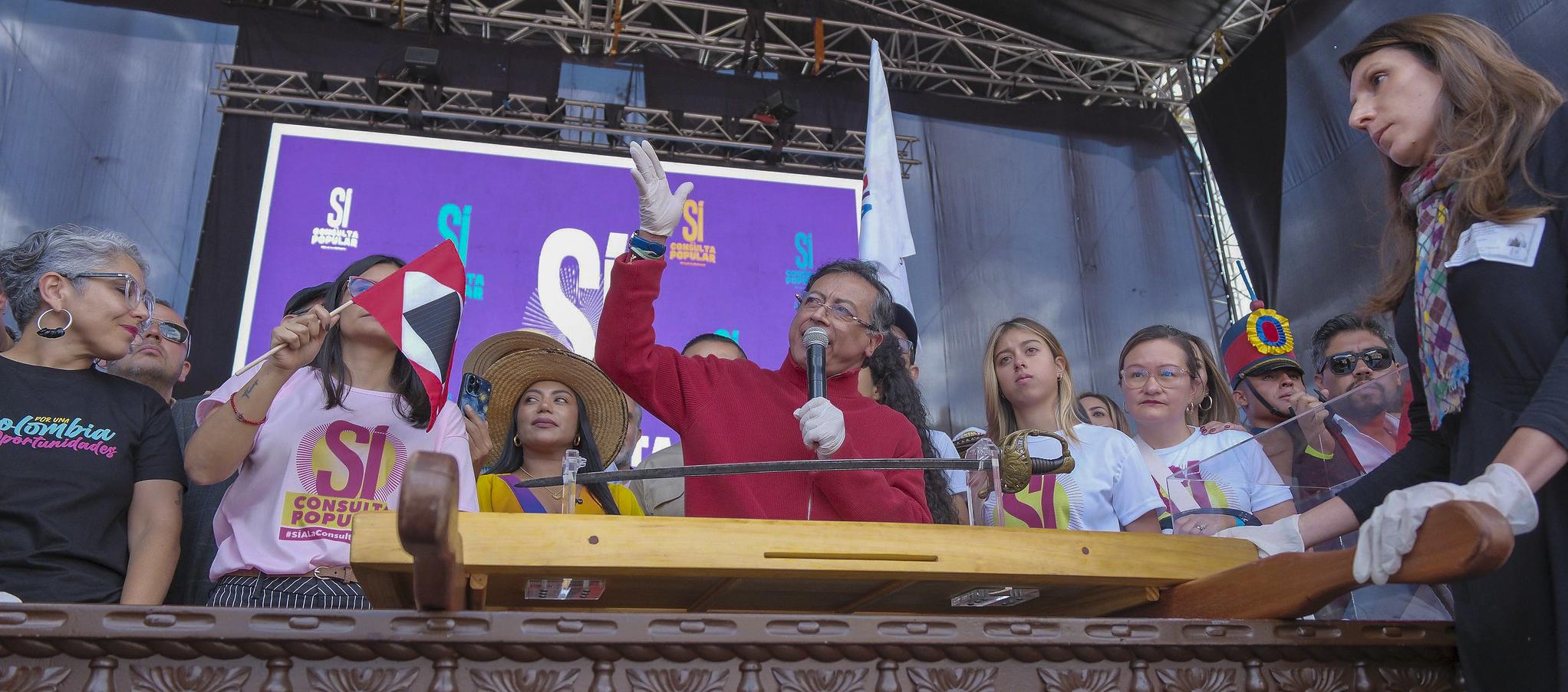 El Presidente Gustavo Petro con la espada de Simón Bolívar.