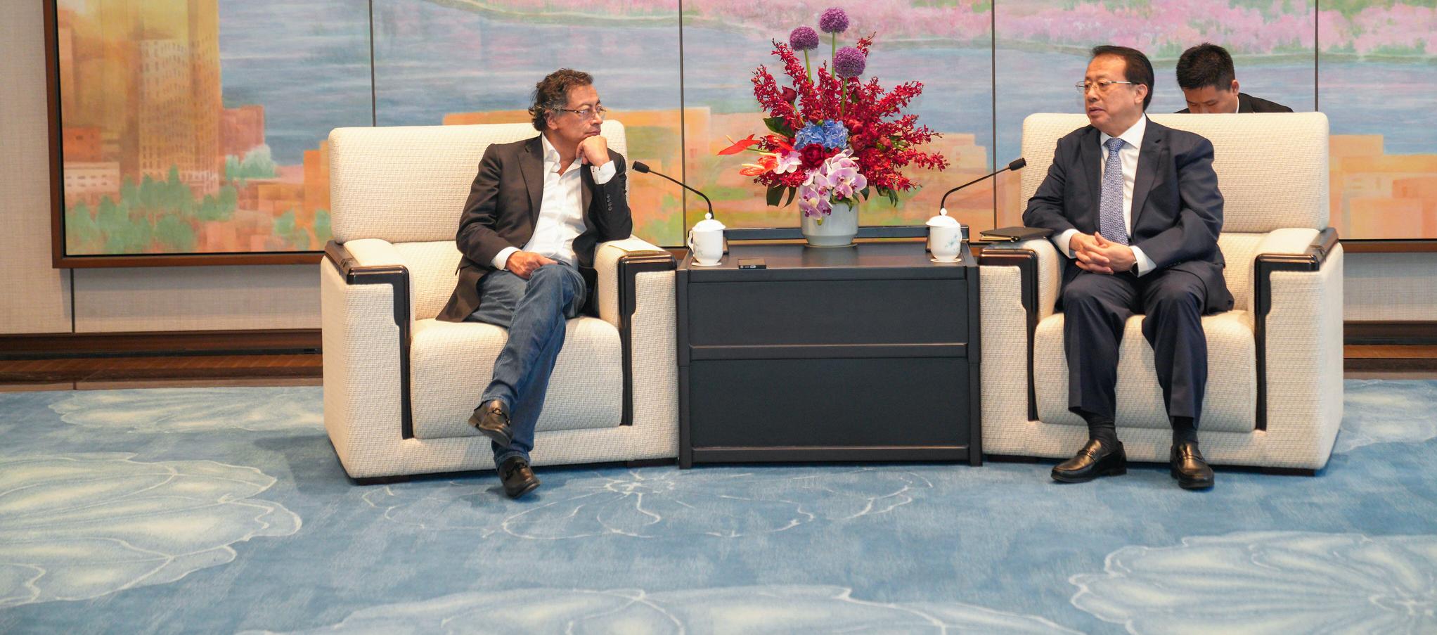 El Presidente Gustavo Petro y el alcalde de Shanghái, Gong Zheng.