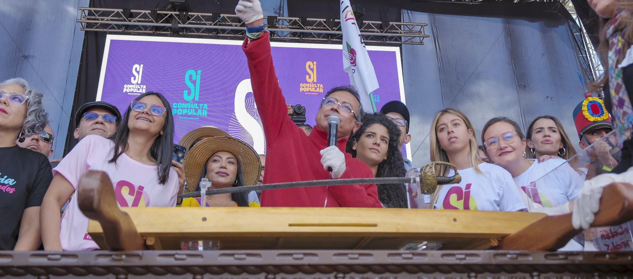 Petro con la espada de Simón Bolívar.