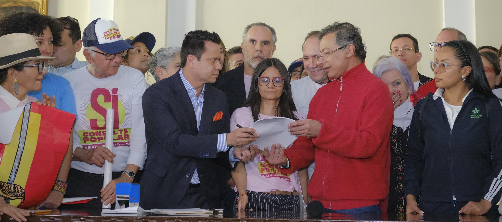 El Presidente Gustavo Petro radicando ante el secretario general del Senado, Diego Alejandro González.