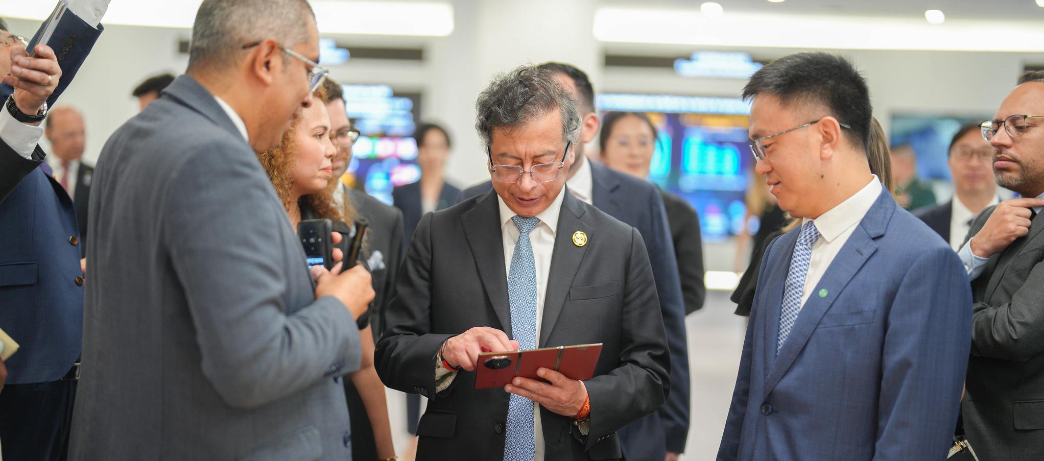 El Presidente Gustavo Petro en su visita a Huawei.