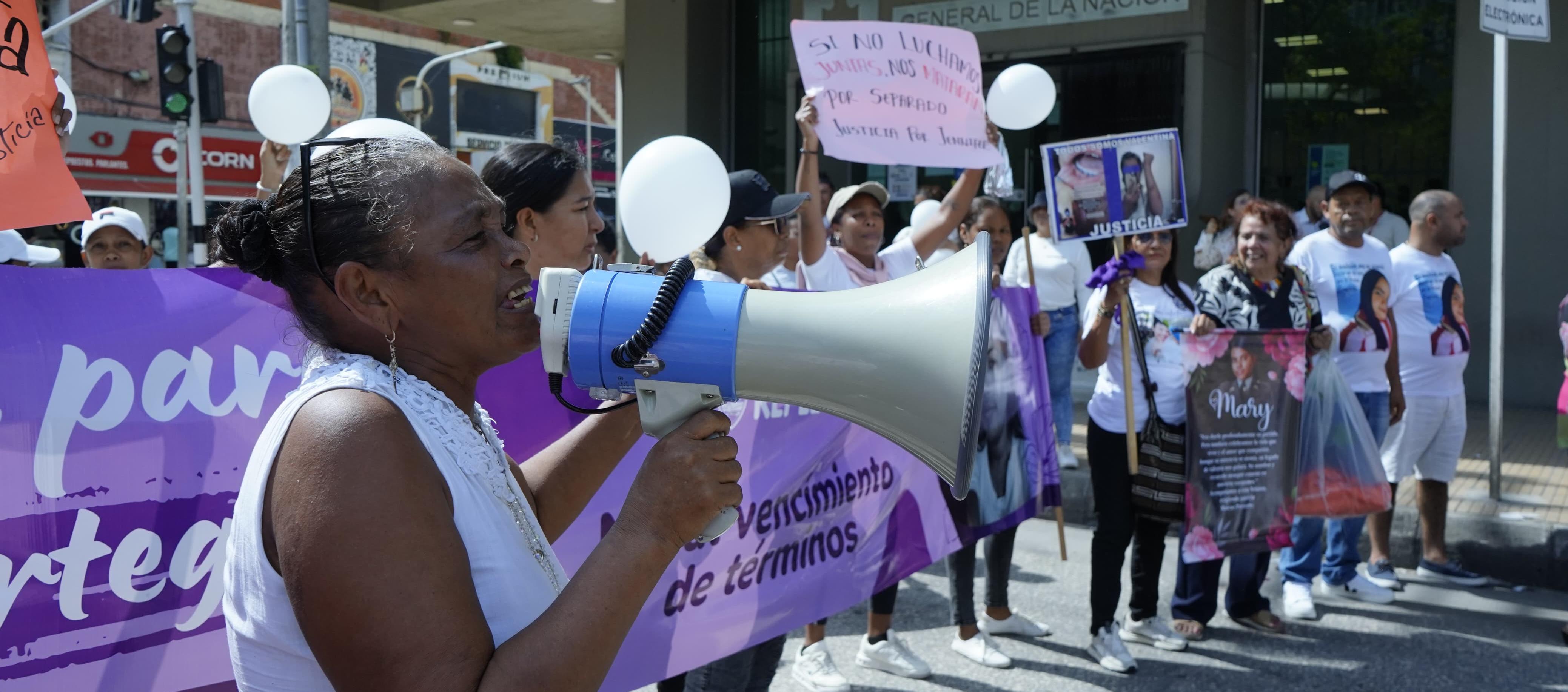 Familias en el plantón frente a la Fiscalía. 