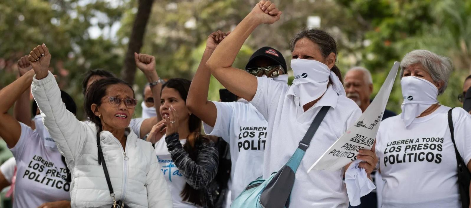 Familias protestan por los presos políticos detenidos en Venezuela.