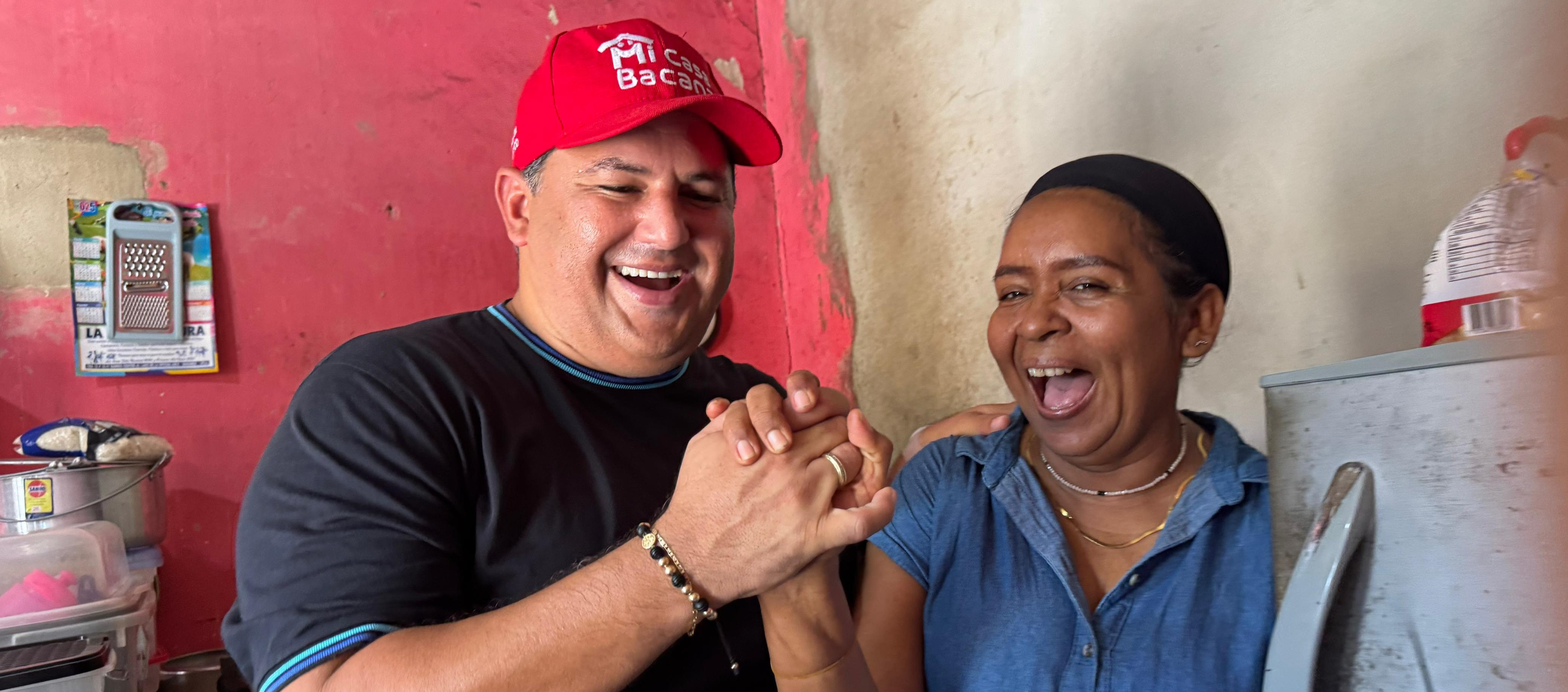 El alcalde de Baranoa, Edinson Palma, junto a una de las primeras beneficiarias. 