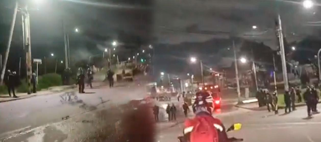 Los vándalos enfrentándose con la Policía esta noche en Bogotá. 