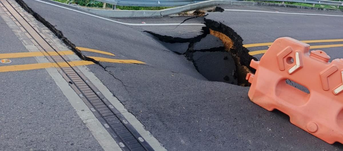 Así quedó la vía de acceso al puente en Juan de Acosta.