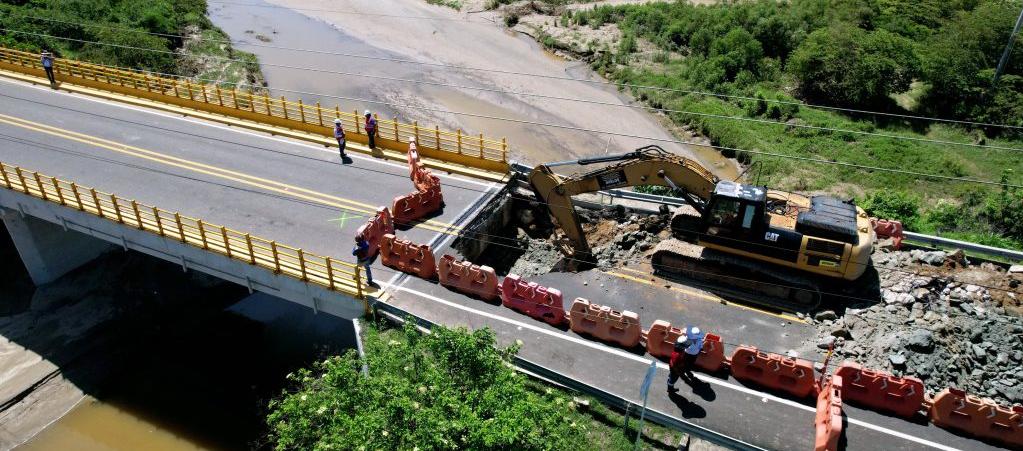 Trabajos en el puente Juan de Acosta, en la Vía al Mar. 