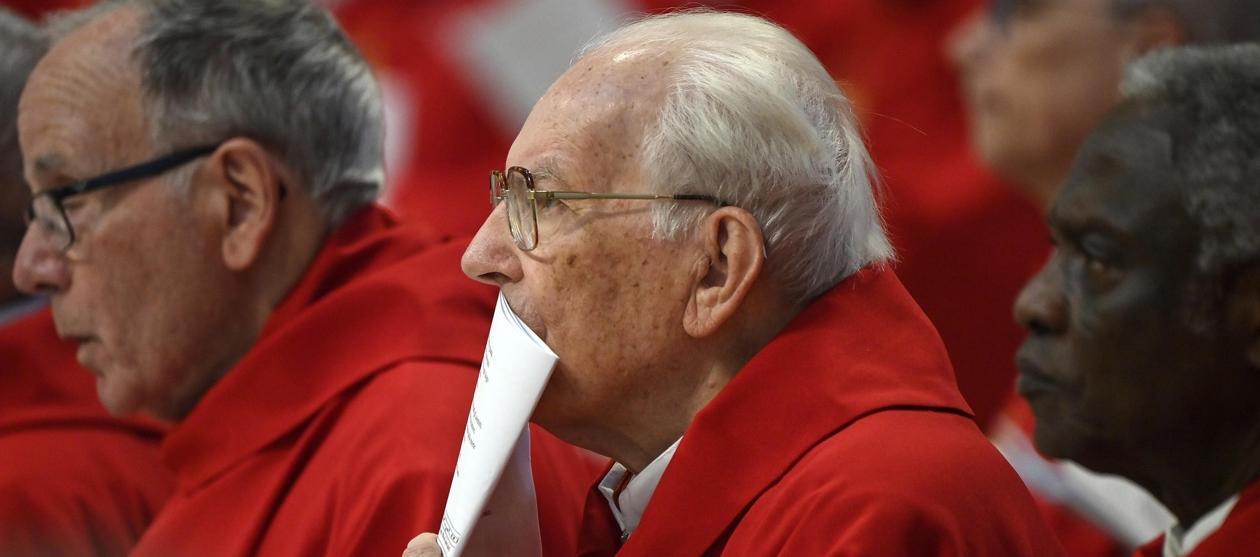 El decano del colegio cardenalicio, Giovanni Battista Re (centro).