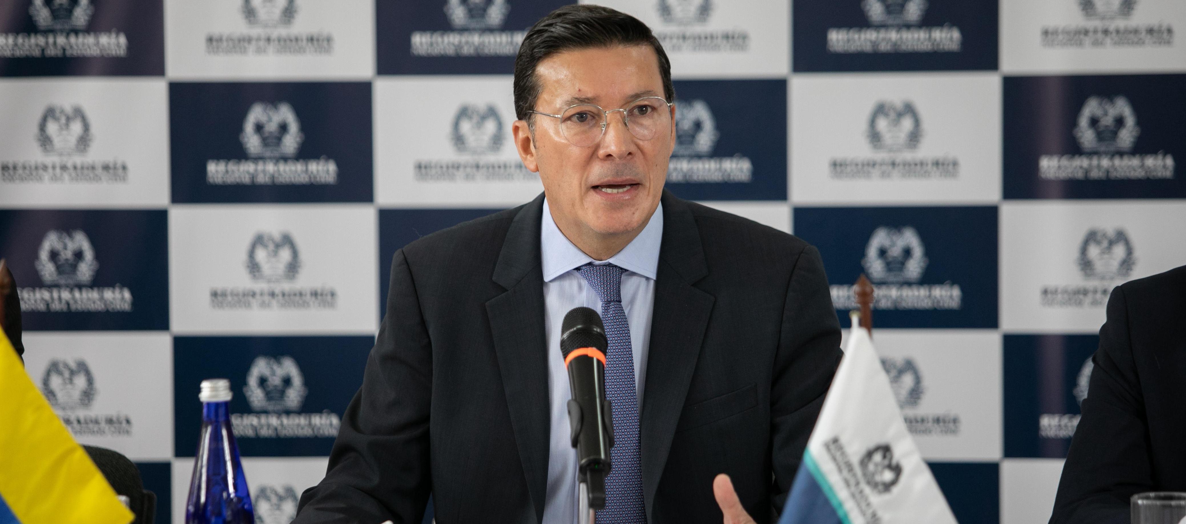 Registrador Civil Hernán Penagos en rueda de prensa esta mañana.