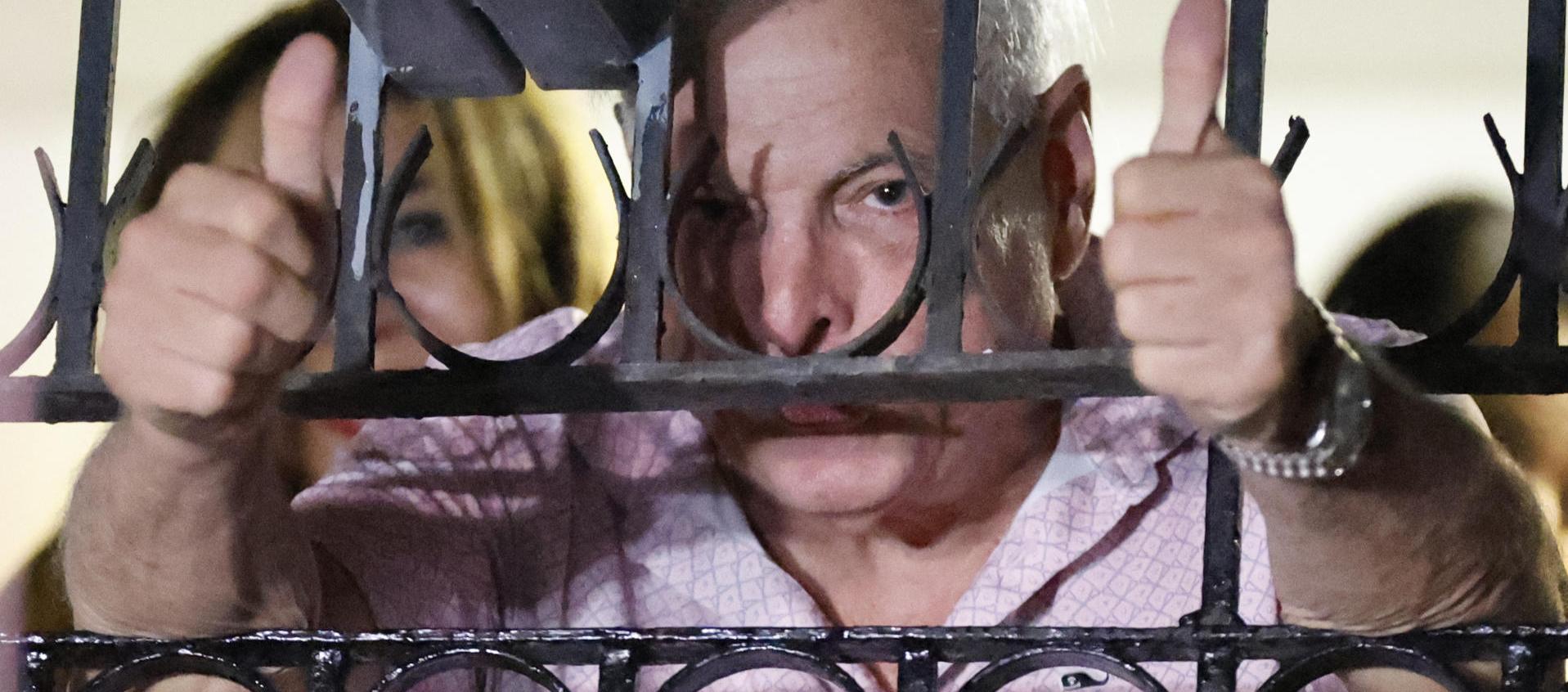 El expresidente de Panamá Ricardo Martinelli al interior de la embajada de Nicaragua en Ciudad de Panamá 