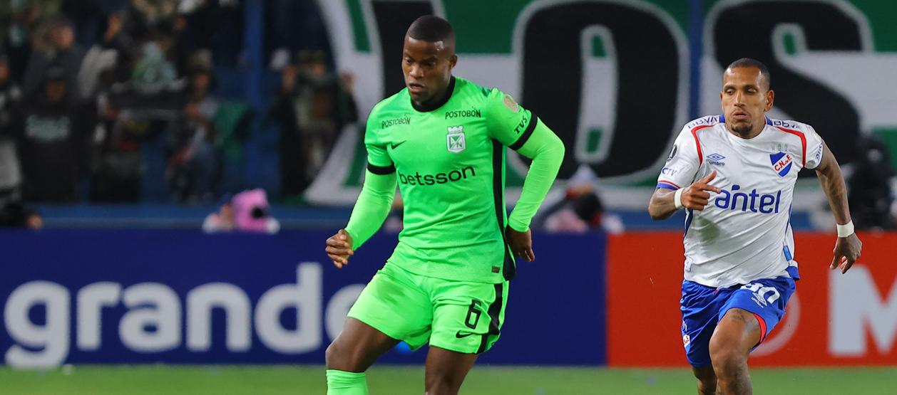 Andrés Román en una acción del partido.