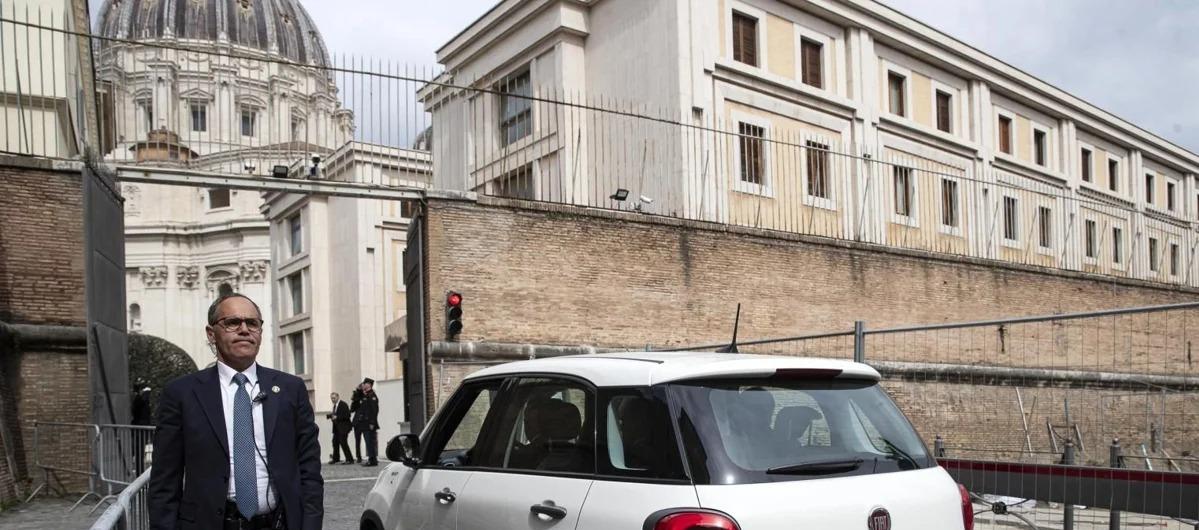 Entrada trasera de la Casa Santa Marta.