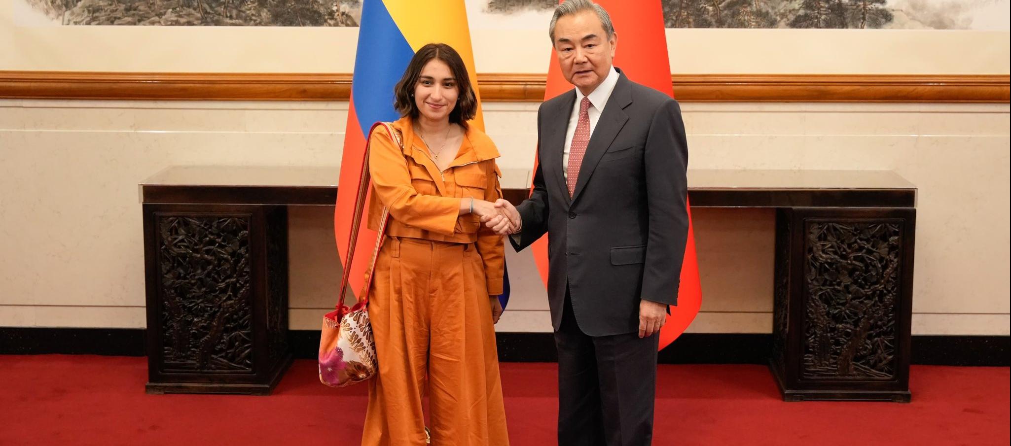 Laura Sarabia y Wang Yi en Pekín, China.