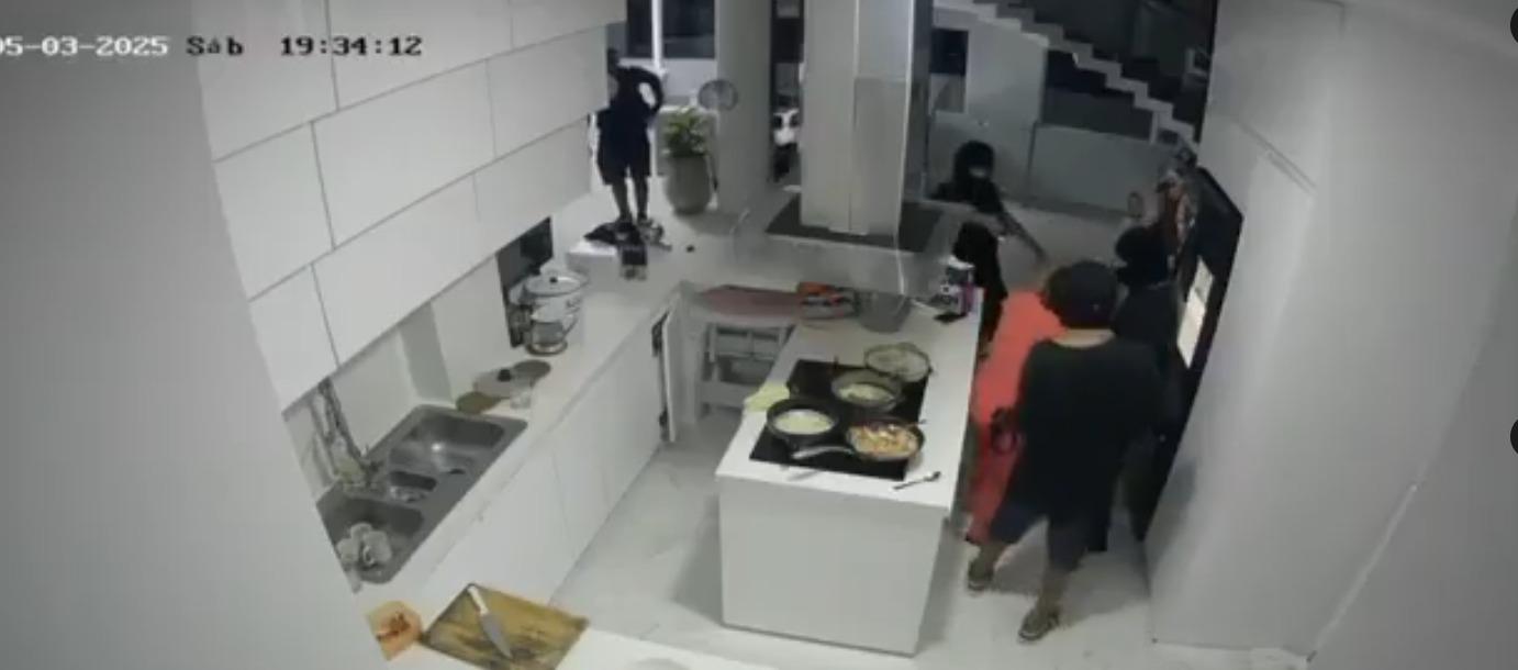 Momento del violento ataque en la vivienda.