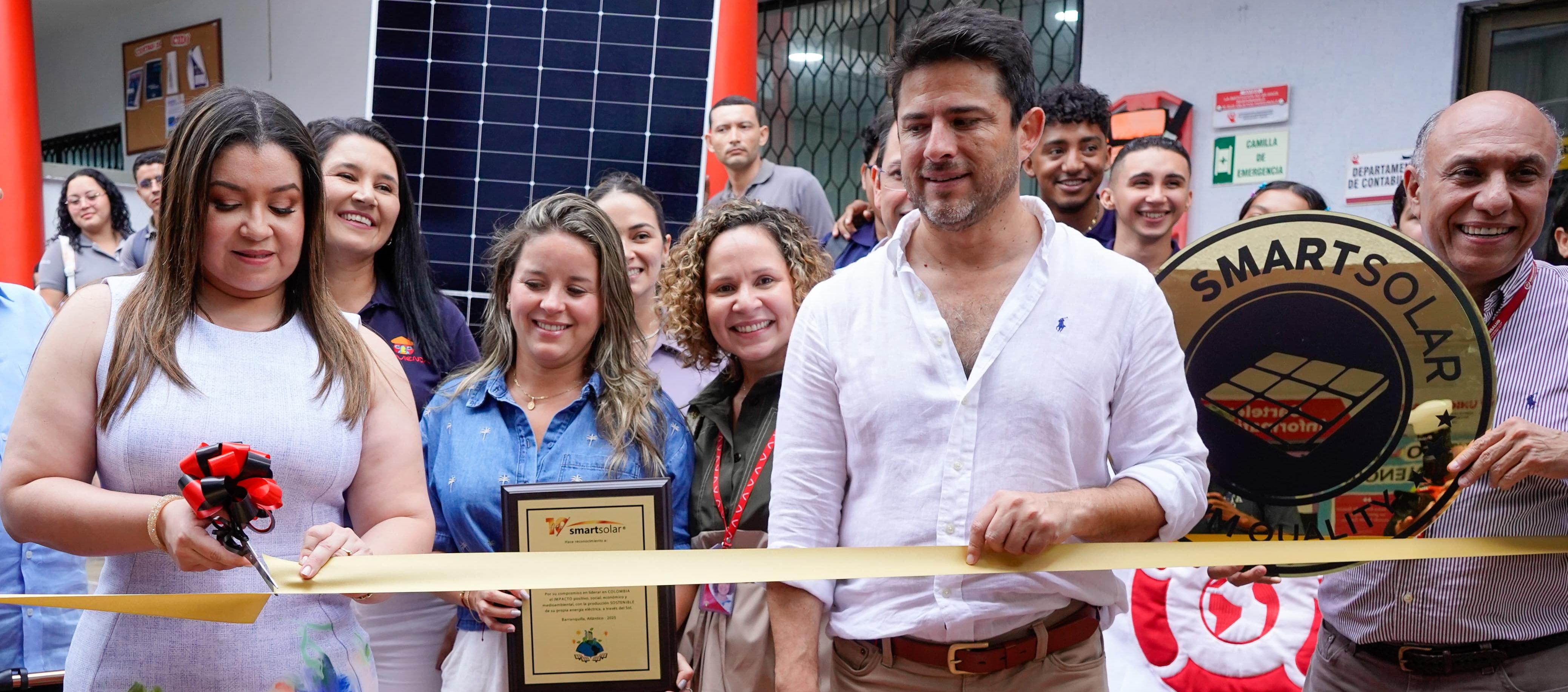 Luz Stella Gómez, rectora de Unicorsalud, y el gerente general de SmartSolar, Daniel Higuera Burgos, cortaron la cinta al inaugurar los proyectos solares.